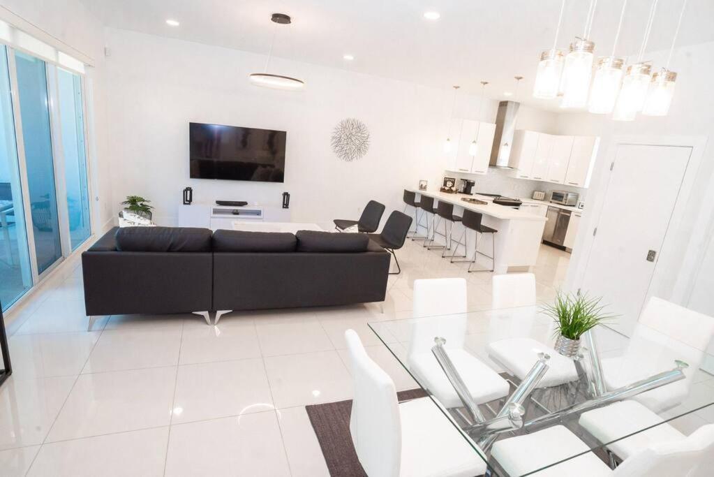 Across The Ocean Few Steps To Beach Contemporary Three Bedroom Townhouse Pompano Beach Exterior foto