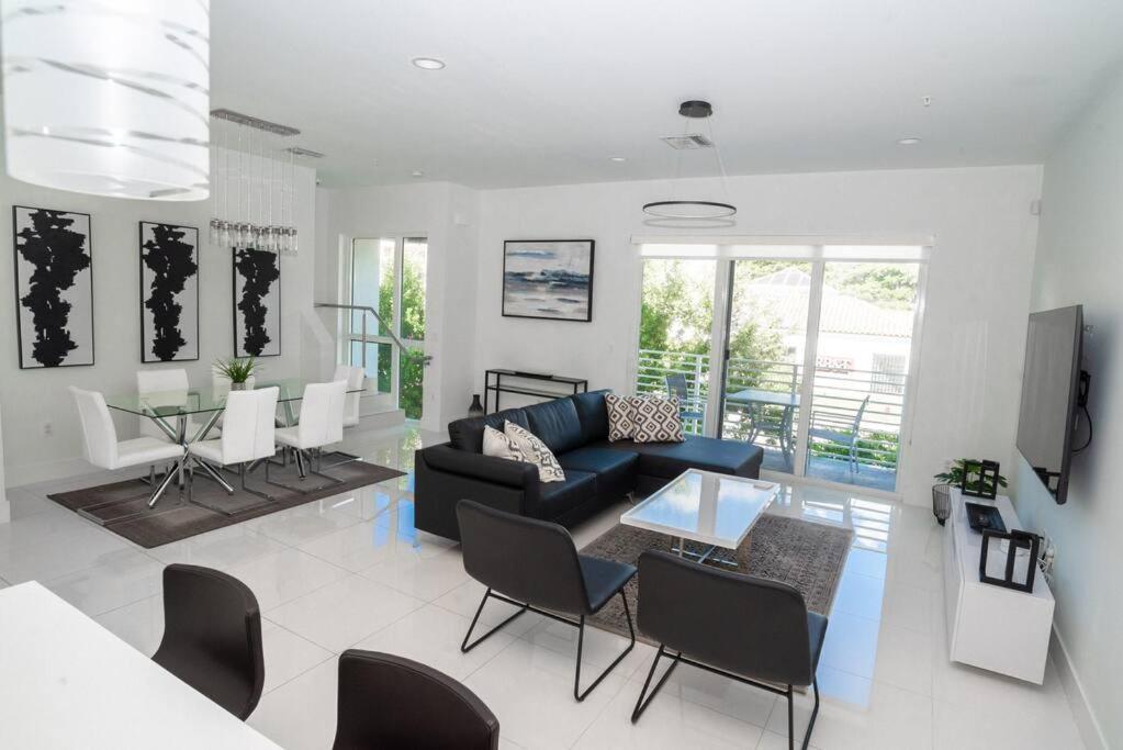 Across The Ocean Few Steps To Beach Contemporary Three Bedroom Townhouse Pompano Beach Exterior foto