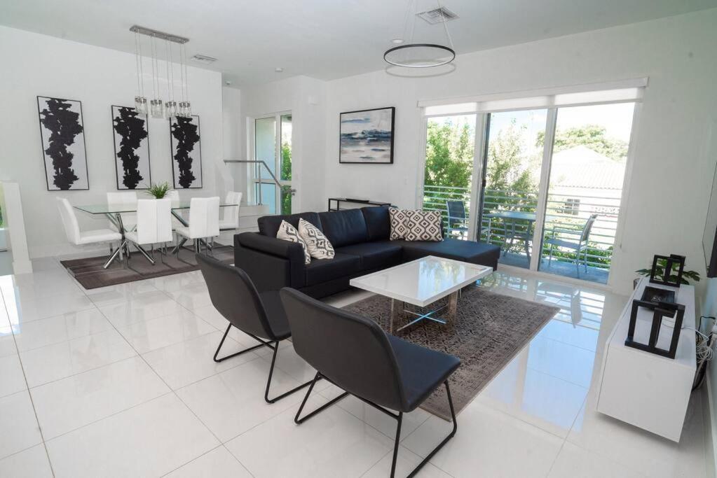 Across The Ocean Few Steps To Beach Contemporary Three Bedroom Townhouse Pompano Beach Exterior foto