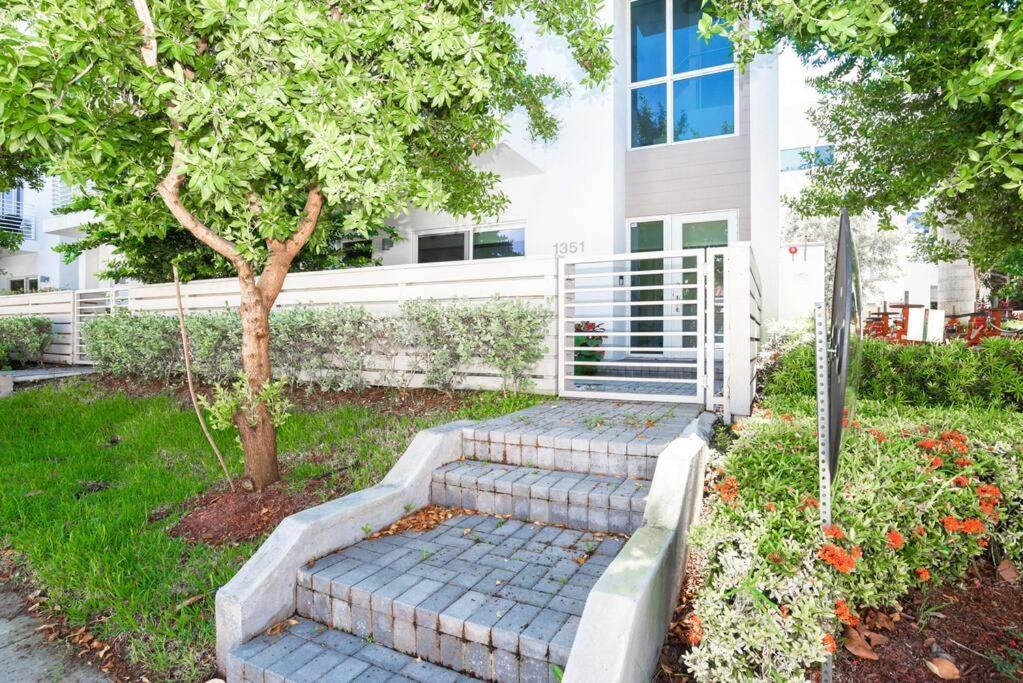 Across The Ocean Few Steps To Beach Contemporary Three Bedroom Townhouse Pompano Beach Exterior foto