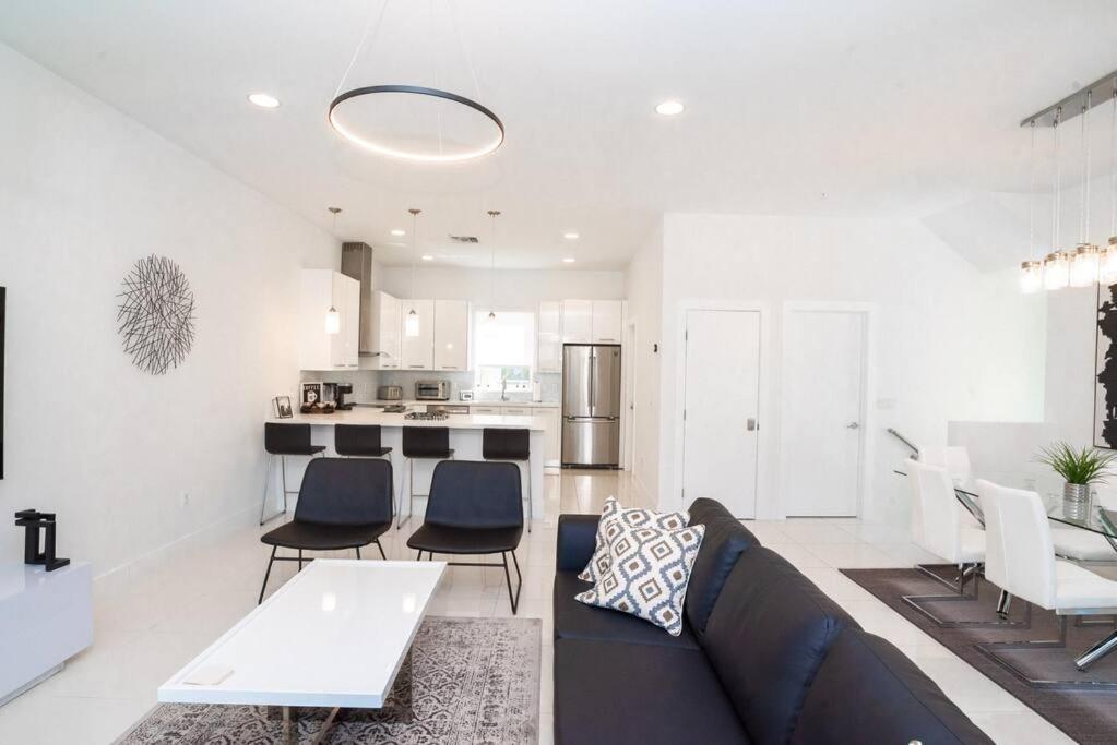 Across The Ocean Few Steps To Beach Contemporary Three Bedroom Townhouse Pompano Beach Exterior foto