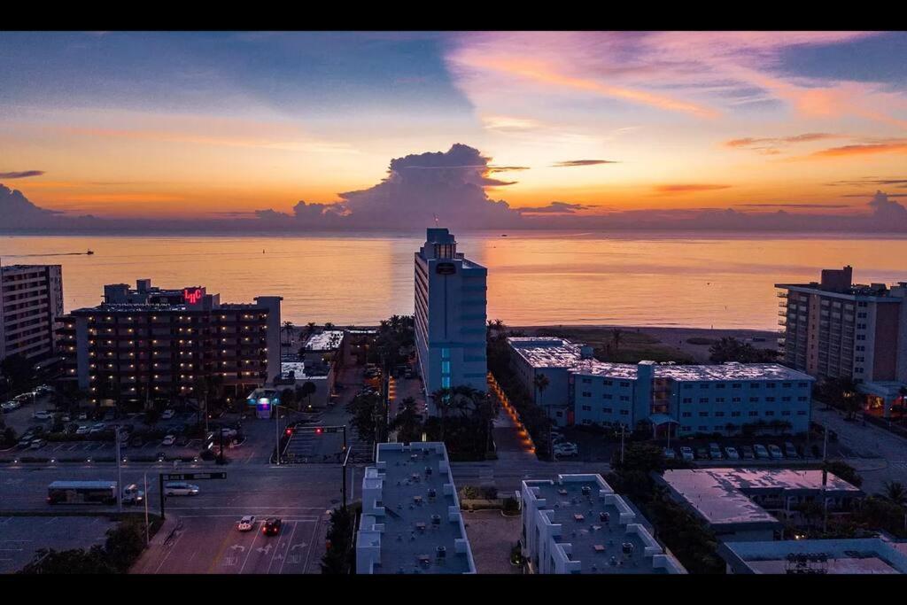 Across The Ocean Few Steps To Beach Contemporary Three Bedroom Townhouse Pompano Beach Exterior foto