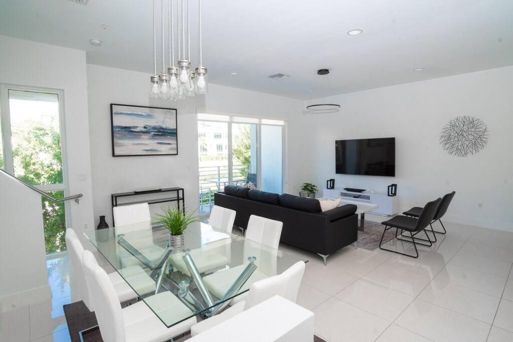 Across The Ocean Few Steps To Beach Contemporary Three Bedroom Townhouse Pompano Beach Exterior foto