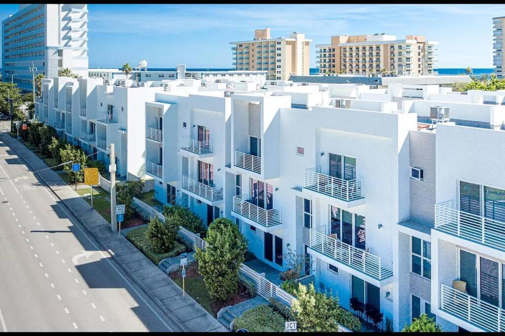 Across The Ocean Few Steps To Beach Contemporary Three Bedroom Townhouse Pompano Beach Exterior foto