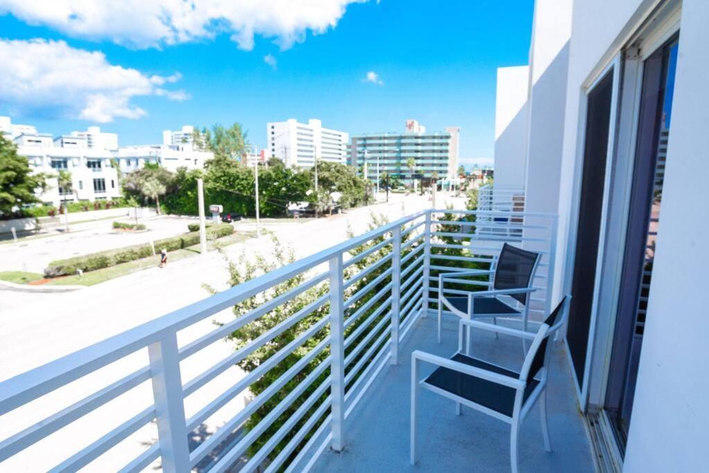 Across The Ocean Few Steps To Beach Contemporary Three Bedroom Townhouse Pompano Beach Exterior foto